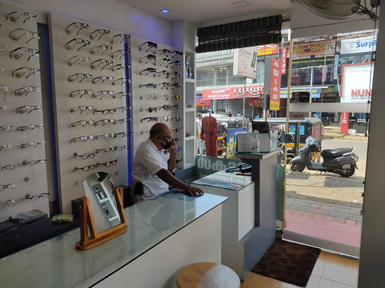 GAZE OPTICALS MANJERI